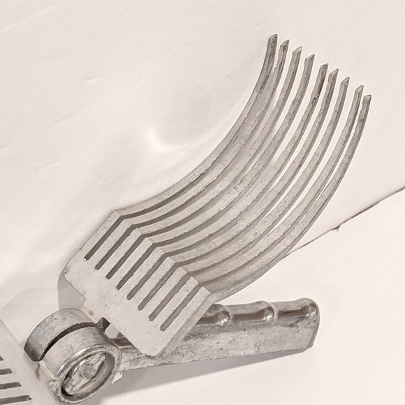 VINTAGE aluminium meat cutting tongs - Picture 14 of 16